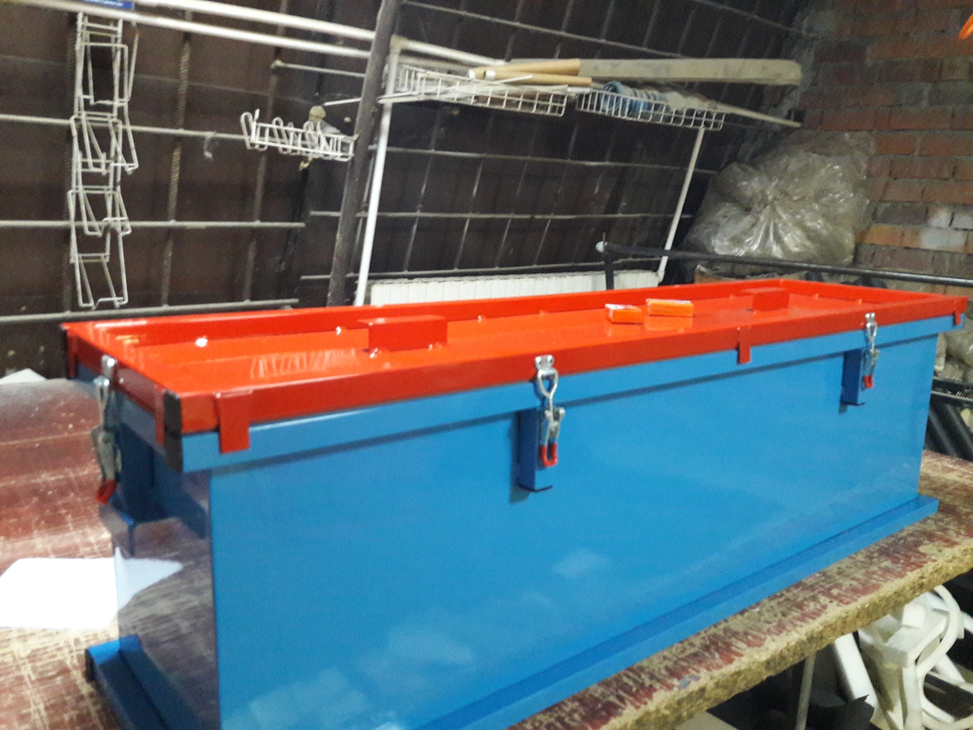 Горизонтальный герметичный специализированный контейнер для сбора, хранения, транспортировки отработанных ртутьсодержащих ламп, боя и брака люминесцентных ламп ГСК 1250, 1250х350х550 мм