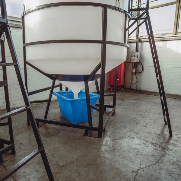 Емкость ЦКТ 5000 л с патрубком 110мм с фланцем под плотность до 1,2 г/см³ белая в обрешетке с лестницей