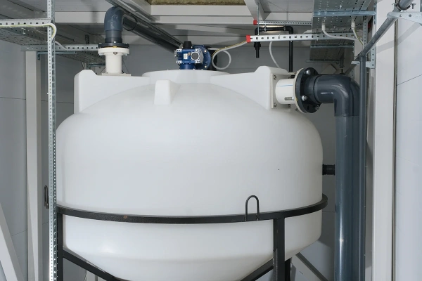 Емкость ЦКТ 3000 л с патрубком 110мм под плотность до 1,5 г/см³ белая в обрешетке с лестницей